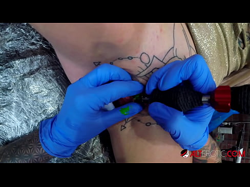 ❤️ Sully Savage, hottie estremamente tatuata, hà fattu un tatuatu nantu à u clitoris ❌ Sluts à co.javarchive.top